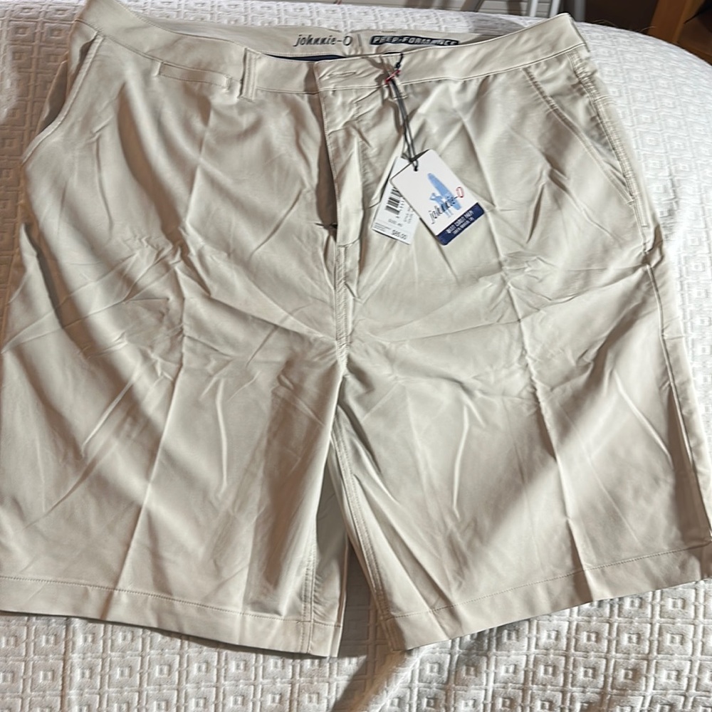 Men's Johnnie-O khaki shorts NWT! These shorts run a little big